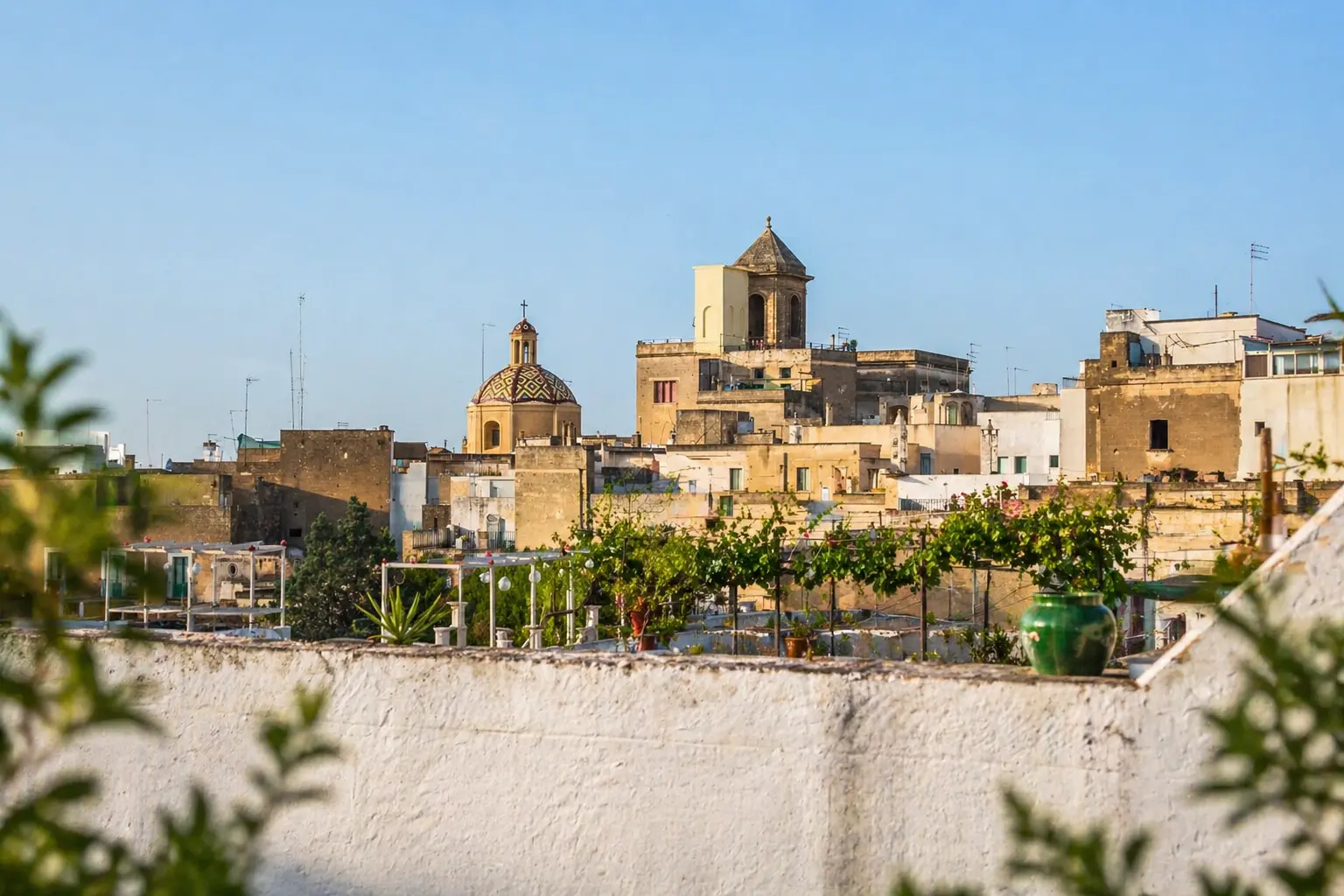 Panorama del centro storico di Grottaglie in Puglia con case tipiche, contesto ideale per aziende e professionisti che cercano visibilità online con agenzia web Grottaglie
