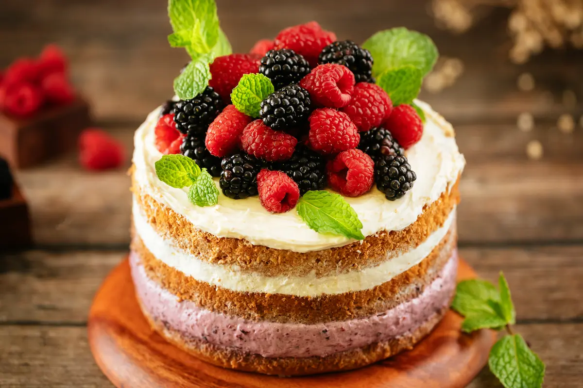 Foto professionale di una torta ai frutti di bosco, diversa dalle foto piatti col telefono